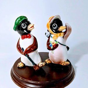 VTG* CUTE PENGUIN COUPLE* GOLFING* ANTHROPOMORPHIC * CERAMIC S & P SHAKERS